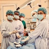 Các bác sỹ thực hiện ca phẫu thuật cho bệnh nhân. (Ảnh: PV/Vietnam+)