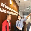 Người dân đăng ký tham gia khám chữa bệnh qua hình thức nhận diện khuôn mặt tại Bệnh viện Đa khoa Xanh Pôn Hà Nội. (Ảnh: M.Q/Vietnam+)