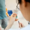 Tiêm vaccine phòng bệnh cho người dân. (Ảnh: Minh Quyết/TTXVN) 
