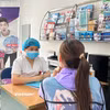 Nhân viên y tế tư vấn về bệnh HIV cho người dân. (Ảnh: T.G/Vietnam+)