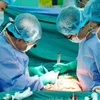 Các bác sỹ thực hiện ghép thận cho bệnh nhân suy thận mạn giai đoạn cuối. (Ảnh: TTXVN phát)