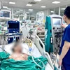 Bác sỹ theo dõi tình trạng cho bệnh nhân. (Ảnh: PV/Vietnam+)