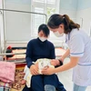 Khám sức khoẻ cho trẻ em sau khi tiêm chủng. (Ảnh: T.G/Vietnam+)