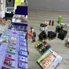 Các mặt hàng thuốc lá điện tử trưng bày tại cơ sở kinh doanh bị lực lượng chức năng thu giữ. (Ảnh: TTXVN phát)