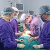 Các bác sỹ thực hiện ca phẫu thuật cho bệnh nhân. (Ảnh: PV/Vietnam+)
