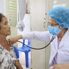 Khám sức khỏe cho người cao tuổi tại Thành phố Hồ Chí Minh. (Ảnh: TTXVN/Vietnam+)