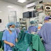 Các bác sỹ thực hiện ca phẫu thuật cho bệnh nhân. (Ảnh: PV/Vietnam+)
