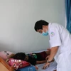 Bác sỹ Bệnh viện Bệnh Nhiệt đới tỉnh Khánh Hòa theo dõi ca mắc sốt xuất huyết ngày mắc thứ 6. (Ảnh: Phan Sáu/TTXVN)