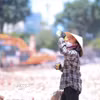 Nhiệt độ ngoài trời tăng cao, người lao động phải chật vật mưu sinh. (Ảnh: Hoàng Hiếu/TTXVN)