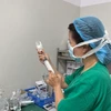 Bác sỹ của Bệnh viện Phụ sản-Nhi Đà Nẵng chuẩn bị thuốc để tiêm cho bệnh nhân. (Ảnh: PV/Vietnam+)