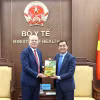Thứ trưởng Bộ Y tế Trần Văn Thuấn tặng quà lưu niệm của Bộ Y tế đến Đại sứ James Nickel. (Ảnh: T.M)