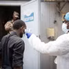 Nhân viên y tế kiểm tra thân nhiệt cho người dân để phát hiện các ca nhiễm virus Ebola tại Goma, Congo. (Ảnh: THX/TTXVN)