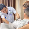 Bác sỹ theo dõi tình trạng của bệnh nhi sau ca phẫu thuật. (Ảnh: PV/Vietnam+)