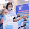 Đo huyết áp cho bệnh nhân tại chương trình khám sức khoẻ định kỳ tại Hà Nội. (Ảnh: Minh Quyết/TTXVN)