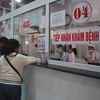Người dân làm thủ tục khám chữa bệnh. (Ảnh: TTXVN/Vietnam+)