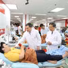 Thứ trưởng Bộ Y tế Trần Văn Thuấn thăm hỏi người hiến máu tình nguyện. (Ảnh: PV/Vietnam+)
