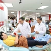 Thứ trưởng Bộ Y tế Trần Văn Thuấn thăm hỏi người hiến máu tình nguyện. (Ảnh: PV/Vietnam+)
