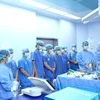 Các bác sỹ tri ân người hiến tạng. (Ảnh: PV/Vietnam+)