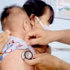 Bác sĩ thăm khám, điều trị cho trẻ mắc bệnh sởi. (Ảnh: TTXVN/Vietnam+)