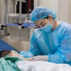 Nhân viên y tế theo dõi sức khoẻ của bệnh nhi sau ghép gan. (Ảnh: PV/Vietnam+)