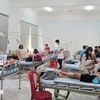 Các bệnh nhân nghi do ngộ độc thực phẩm đang được điều trị tại Trung tâm Y tế Ea H’Leo, tỉnh Đắk Lắk. (Ảnh: TTXVN phát)