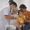 Bác sỹ khám cho bệnh nhân mắc bệnh tay chân miệng. (Ảnh: TTXVN)