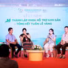 Các gia đình chia sẻ về hành trình có con tại Buổi lễ. (Ảnh: PV/Vietnam+)