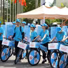 Các xe đạp tuyên truyền lưu động lan tỏa thông điệp môi trường du lịch văn minh, không khói thuốc. (Ảnh: Mai Trang/TTXVN)