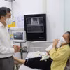 Thứ trưởng Bộ Y tế Trần Văn Thuấn kiểm tra công tác điều trị bệnh sởi tại Đà Nẵng. (Ảnh: PV/Vietnam+)
