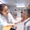 Bác sỹ Nguyễn Hồng Nhung thăm khám cho một trẻ bị dị tật. (Ảnh: PV/Vietnam+)