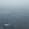 Thủ đô Hà Nội chìm trong bụi mịn và sương mù. (Ảnh: Phan Phương/TTXVN)