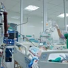 Trung tâm Hồi sức tích cực, Bệnh viện Bệnh Nhiệt đới Trung ương, đang tiếp nhận điều trị cho 4 bệnh nhân cúm A nặng, có bệnh lý nền. Ảnh: Minh Quyết/TTXVN)
