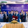 Đại diện hai bên ký kết hợp tác. (Ảnh: PV/Vietnam+)