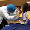 Bác sỹ thăm khám cho trẻ em mắc bệnh hô hấp. (Ảnh: TTXVN/Vietnam+)