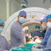 Tại hội thảo cũng diễn ra các ca mổ thị phạm trực tiếp, giúp bác sỹ trong và ngoài nước quan sát quy trình thực tế. (Ảnh: PV/Vietnam+)