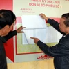 Người dân tra cứu danh sách cử tri. (Ảnh: Nguyễn Lành/TTXVN)