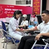 Bạn trẻ tham gia hiến máu tình nguyện. (Ảnh: T.G/Vietnam+)