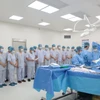 Đội ngũ y bác sỹ thực hiện tri ân người hiến tạng. (Ảnh: PV/Vietnam+)