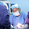 Các bác sỹ thực hiện ca phẫu thuật cho bệnh nhân. (Ảnh: PV/Vietnam+)