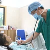 Bác sỹ theo dõi tình trạng sức khỏe cho bệnh nhân sau ca ghép. (Ảnh: PV/Vietnam+)