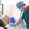 Bác sỹ theo dõi tình trạng sức khỏe cho bệnh nhân sau ca ghép. (Ảnh: PV/Vietnam+)