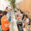 Người dân làm thủ tục khám chữa bệnh. (Ảnh: TTXVN)
