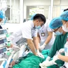Các bác sỹ cấp cứu ép tim, hồi sức tích cực và sử dụng thuốc vận mạch để duy trì huyết áp cho bệnh nhân. (Ảnh: PV/Vietnam+)