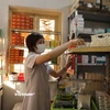 Nhân viên y tế làm công tác cấp phát thuốc. (Ảnh: PV/Vietnam+)