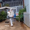 Lực lượng y tế phun độc, khử trùng, dọn dẹp loăng quăng. (Ảnh: TTXVN)