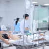 Người bệnh được đưa vào cấp cứu tại các bệnh viện. (Ảnh: TTXVN)