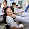 Bộ Y tế đề nghị các đơn vị phân nhóm đối tượng ưu tiên, sắp xếp lịch khám phù hợp. (Ảnh: TTXVN)