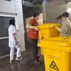 Thu gom chất thải y tế tại Bệnh viện Bạch Mai. (Ảnh: PV/Vietnam+)