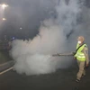 CDC Hà Nội phối hợp cùng các đơn vị liên quan tiến hành phun hóa chất phòng bệnh. (Ảnh: PV/Vietnam+)