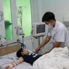 Trường hợp mắc sốt xuất huyết trong tình trạng nặng được bác sỹ Bệnh viện Bệnh Nhiệt đới tỉnh Khánh Hòa chăm sóc, điều trị tại. (Ảnh: Phan Sáu/TTXVN)